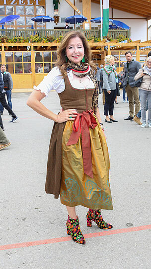 HIPPIE-HILFE: Vicky Leandros peppt ihr klassisches Dirndl mit frechen Accessoires (Schuhe, Schal, Ohrringe) auf. Sehr clever!