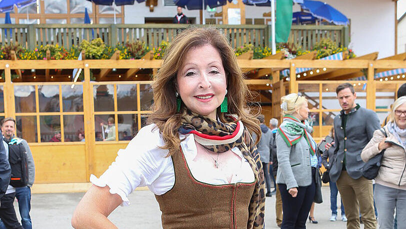 HIPPIE-HILFE: Vicky Leandros peppt ihr klassisches Dirndl mit frechen Accessoires (Schuhe, Schal, Ohrringe) auf. Sehr clever! HIPPIE-HILFE: Vicky Leandros peppt ihr klassisches Dirndl mit frechen Accessoires (Schuhe, Schal, Ohrringe) auf. Sehr clever!