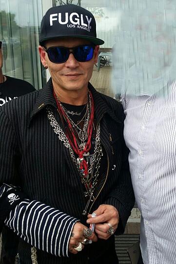 Johnny Depp wirkt ausgemergelt und blass, als er in Berlin ankommt.