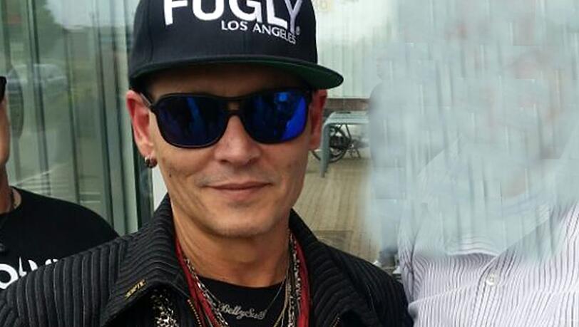 Johnny Depp wirkt ausgemergelt und blass, als er in Berlin ankommt. Johnny Depp wirkt ausgemergelt und blass, als er in Berlin ankommt.