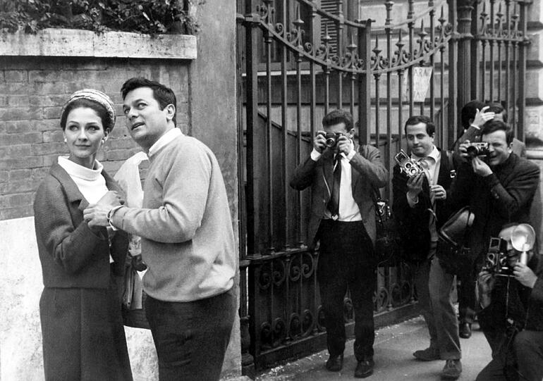 US-Schauspieler Tony Curtis und seine zweite Frau, die deutsche Schauspielerin Christine Kaufmann, werden auch während eines Urlaubs in Rom im März 1965 ständig von Fotografen umlagert.