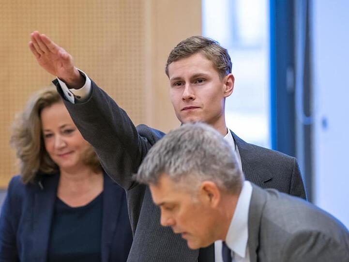 Der Angeklagte, der Anfang August 2019 in Norwegen seine Stiefschwester tötete und anschließend eine Moschee bei Oslo angriff, zwischen seinen Anwälten.