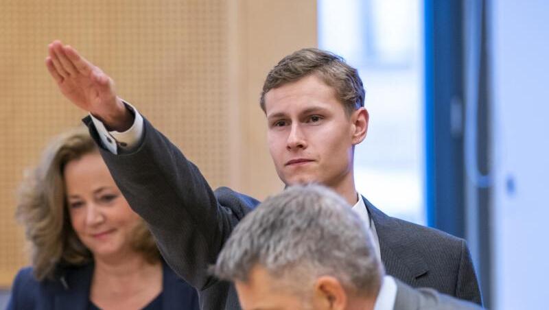 Der Angeklagte, der Anfang August 2019 in Norwegen seine Stiefschwester tötete und anschließend eine Moschee bei Oslo angriff, zwischen seinen Anwälten. Der Angeklagte, der Anfang August 2019 in Norwegen seine Stiefschwester tötete und anschließend eine Moschee bei Oslo angriff, zwischen seinen Anwälten.
