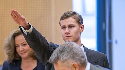 Der Angeklagte, der Anfang August 2019 in Norwegen seine Stiefschwester tötete und anschließend eine Moschee bei Oslo angriff, zwischen seinen Anwälten.