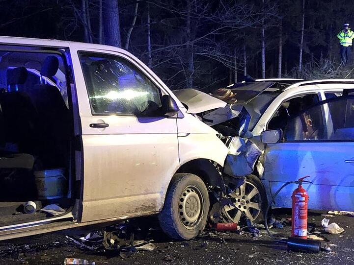 Ein Transporter und ein Auto stehen nach einem schweren Unfall auf einer Straße. Foto: Alexander Auer/dpa