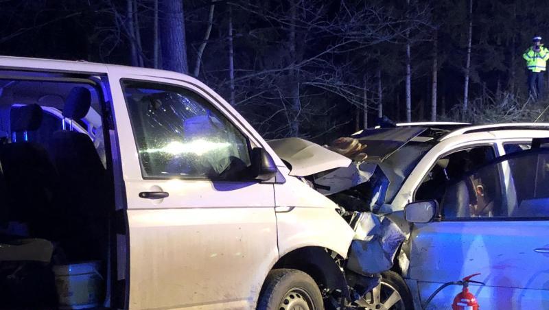 Ein Transporter und ein Auto stehen nach einem schweren Unfall auf einer Straße. Foto: Alexander Auer/dpa
