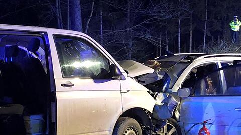 Ein Transporter und ein Auto stehen nach einem schweren Unfall auf einer Straße. Foto: Alexander Auer/dpa