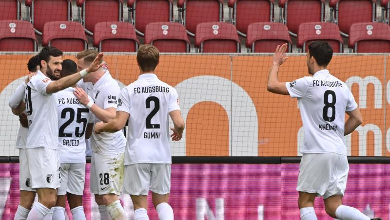 Augsburgs Spieler jubeln nach dem 1:0 durch Ruben Vargas.