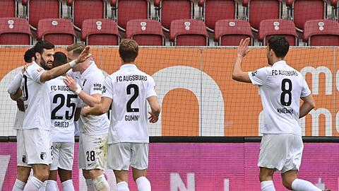 Augsburgs Spieler jubeln nach dem 1:0 durch Ruben Vargas.