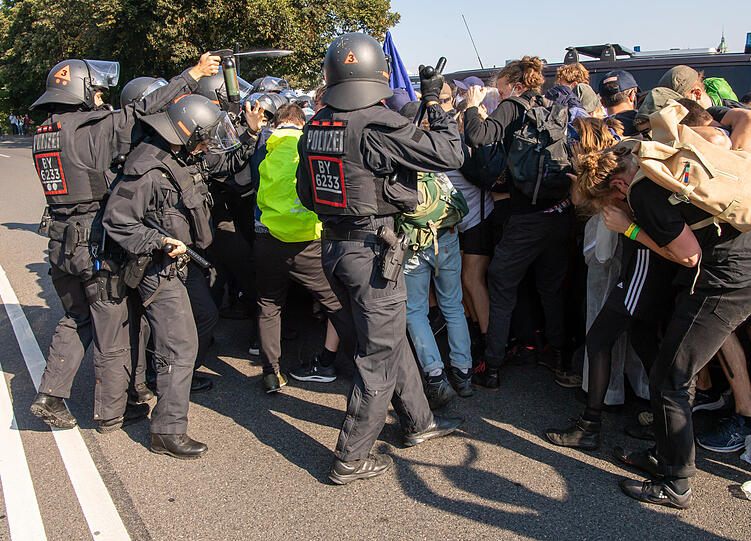 Kreuzung Bavariaring, Ecke Hans-Fischer-Straße: Die Polizei stoppt mit Gewalt und Pfefferspray die Demo-Gruppe.