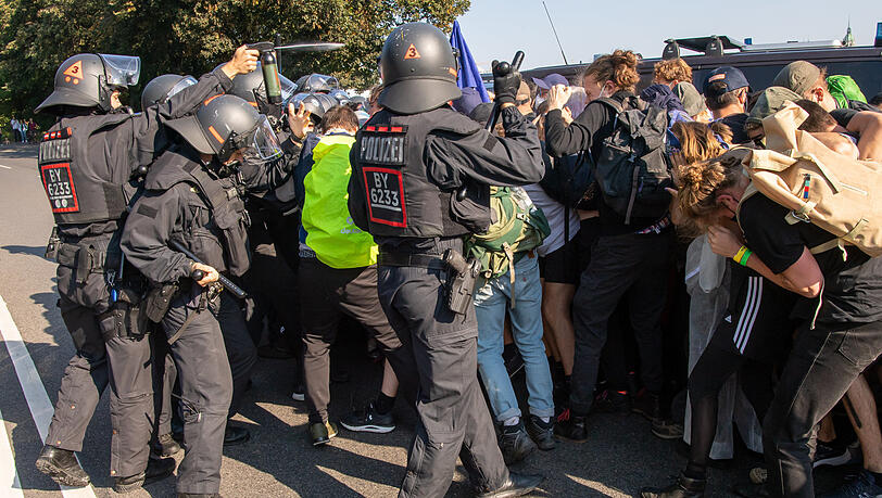 Kreuzung Bavariaring, Ecke Hans-Fischer-Straße: Die Polizei stoppt mit Gewalt und Pfefferspray die Demo-Gruppe. Kreuzung Bavariaring, Ecke Hans-Fischer-Straße: Die Polizei stoppt mit Gewalt und Pfefferspray die Demo-Gruppe.