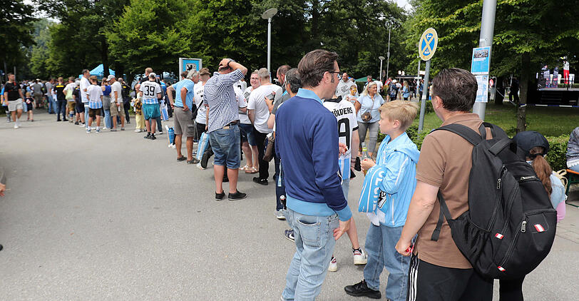 Schlange stehen bei der Autogrammstunde.