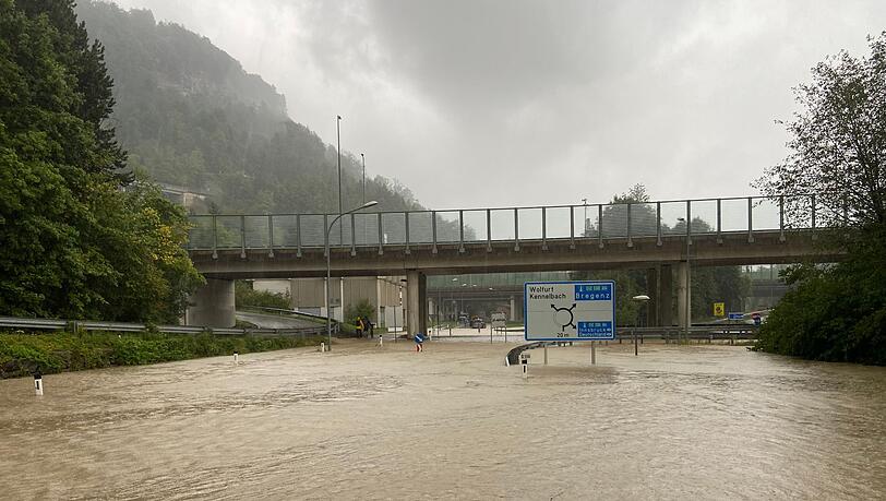 Eine Straße bei Wolfurt in der Nähe von Bregenz ist nach Starkregen überschwemmt.