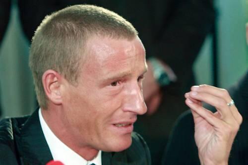 Der Tod von Jörg Haider ging im sichtlich nahe: Stefan Petzner bricht bei einer Pressekonferenz in Tränen aus.