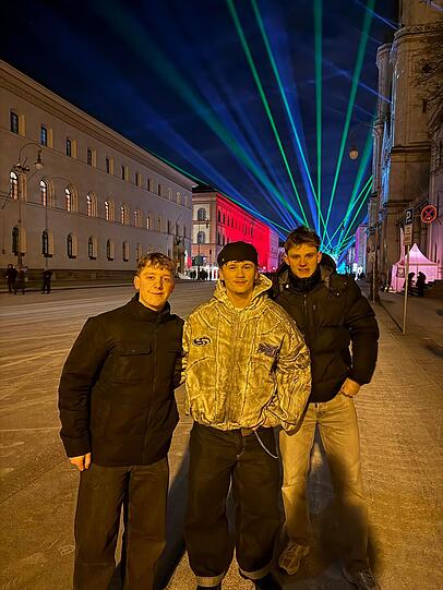 Jakob (l.), Sebastian (M.) und Felix sind eher zuf&auml;llig hier gelandet. Die meisten Silversterpartys seien halt ausverkauft gewesen.