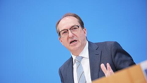 Dobrindt: "Wir r&uuml;sten auf beim Bev&ouml;lkerungsschutz und der zivilen Verteidigung". (Archivfoto)