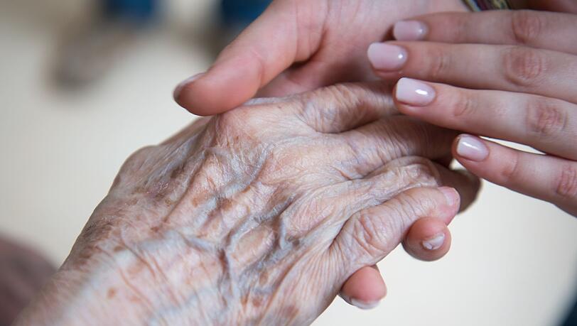 Die Zahl der Demenzkranken in Bayern wird Prognosen zufolge bis 2060 drastisch steigen. (Symbolbild) Die Zahl der Demenzkranken in Bayern wird Prognosen zufolge bis 2060 drastisch steigen. (Symbolbild)