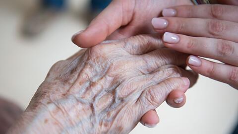 Die Zahl der Demenzkranken in Bayern wird Prognosen zufolge bis 2060 drastisch steigen. (Symbolbild)