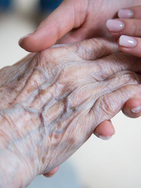 Die Zahl der Demenzkranken in Bayern wird Prognosen zufolge bis 2060 drastisch steigen. (Symbolbild)