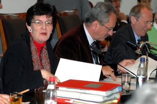 Münchens Bürgermeisterin Christine Strobl (SPD) hat das Nachsehen. Und OB Ude studiert die neuesten Nachrichten.