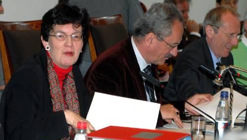 Münchens Bürgermeisterin Christine Strobl (SPD) hat das Nachsehen. Und OB Ude studiert die neuesten Nachrichten. Münchens Bürgermeisterin Christine Strobl (SPD) hat das Nachsehen. Und OB Ude studiert die neuesten Nachrichten.