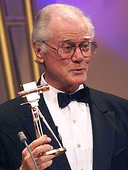 Larry Hagman oder auch J. R. Ewing aus der US-Serie Dallas (14 Staffeln). Ab 1981 flimmerte dieser Strassenfeger im Ersten über die Bildschirme - nur 7 Folgen wurden in Deutschland nicht ausgestrahlt.
