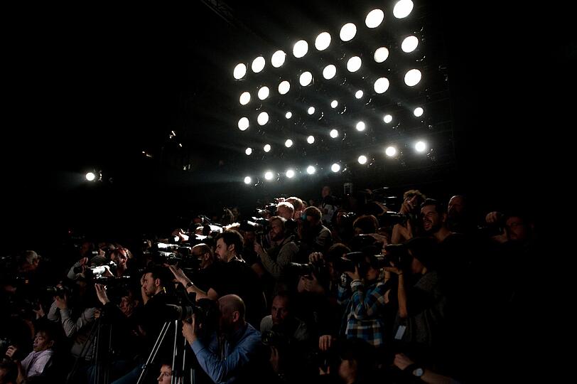 Eigenwillige Trends präsentiert das Label Lena Hoschek auf einer Modenschau im Zelt auf der Strasse des 17. Juni in Berlin zur Fashion Week.