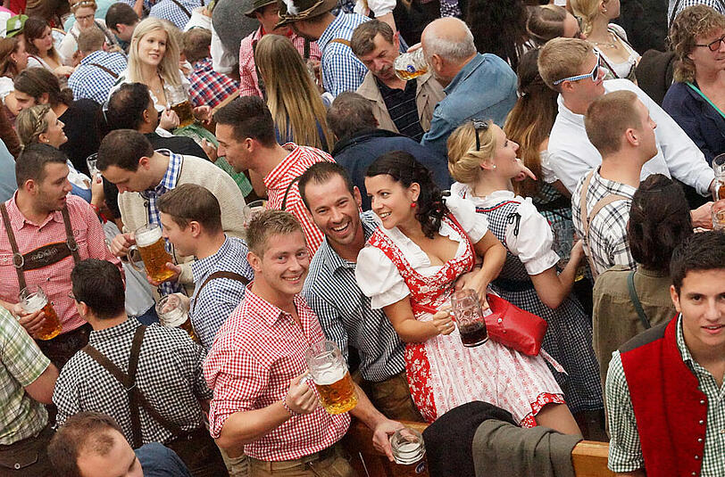 Alles drängt auf die Wiesn und in die Zelte. Die Bilder vom großen Ansturm aufs Oktoberfest am Freitag.