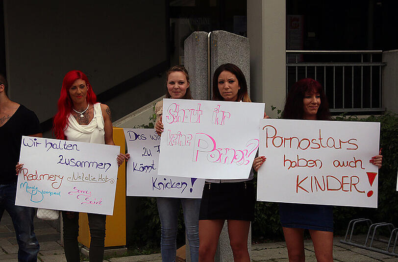 "Natalie Hot" (m.) und ihre Mitstreiterinnen demonstrierten im Sommer 2015 vor dem Ampfinger Rathaus für mehr Toleranz für Sex-Cam-Girls