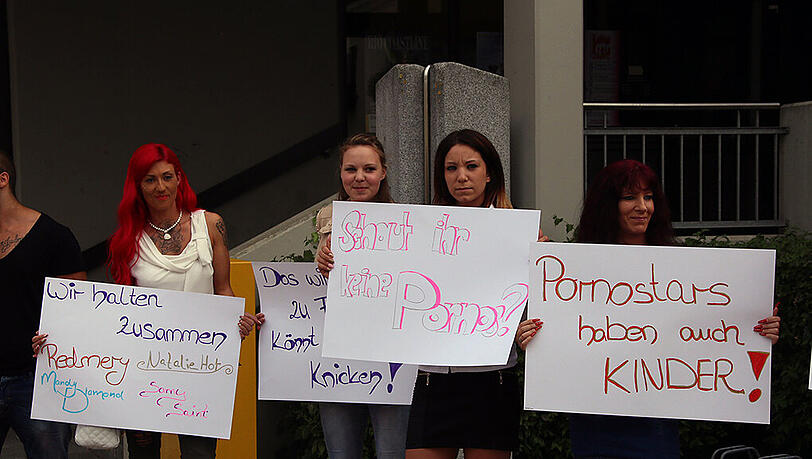 "Natalie Hot" (m.) und ihre Mitstreiterinnen demonstrierten im Sommer 2015 vor dem Ampfinger Rathaus für mehr Toleranz für Sex-Cam-Girls "Natalie Hot" (m.) und ihre Mitstreiterinnen demonstrierten im Sommer 2015 vor dem Ampfinger Rathaus für mehr Toleranz für Sex-Cam-Girls