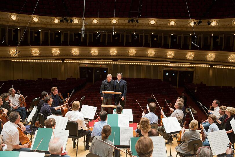 Riccardo Muti besucht Mariss Jansons vor dem Konzert in Chicago.