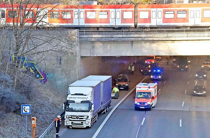 Bei dem Unfall auf der A96 kam ein Mann ums Leben.