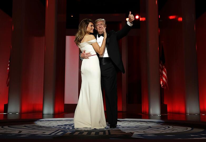 Zum Abschluss der Vereidigungsfeierlichkeiten haben Donald und Melania Trump am Freitagabend ihre ersten Runden als «First Couple» der USA auf dem Tanzboden absolviert.