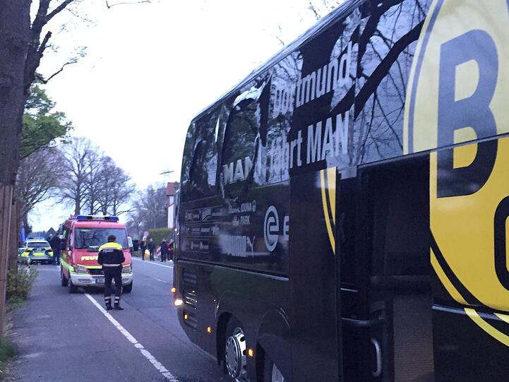 11.04.2017: Der lädierte Bus von Borussia Dortmund steht auf dem Weg vom Hotel zum Signal Iduna Park. Dort sollte das Viertelfinal-Hinspiel der UEFA Champions League gegen die AS Monaco angepfiffen werden. Kurz nach Abfahrt explodieren in der Nähe des Mannschaftsbusses drei Sprengsätze. BVB-Kicker Marc Bartra wird verletzt ins Krankenhaus gebracht. Später kommt heraus, dass der Täter den Anschlag aus reiner Habgier verübt hatte.