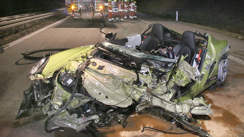 Die beiden Sportwagen sind Schrott, die A94 gleicht einem Trümmerfeld. Die Bilder vom schweren Unfall am Samstagabend.