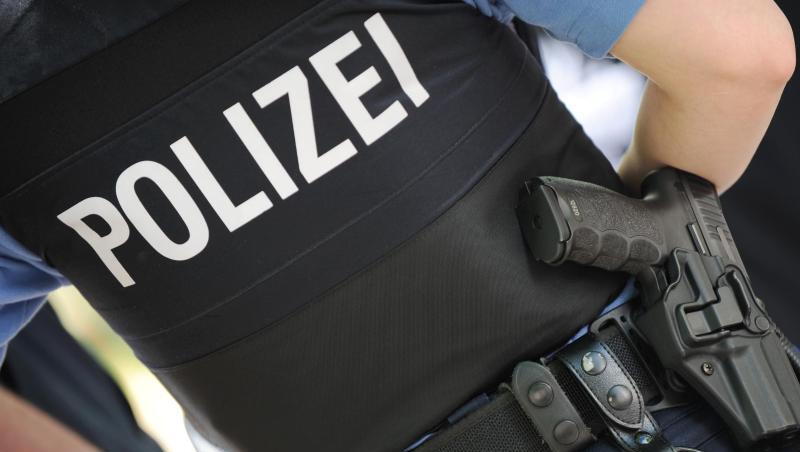 Eine Polizistin trägt ihre Dienstwaffe am Gürtel.