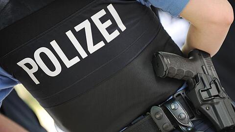 Eine Polizistin trägt ihre Dienstwaffe am Gürtel.