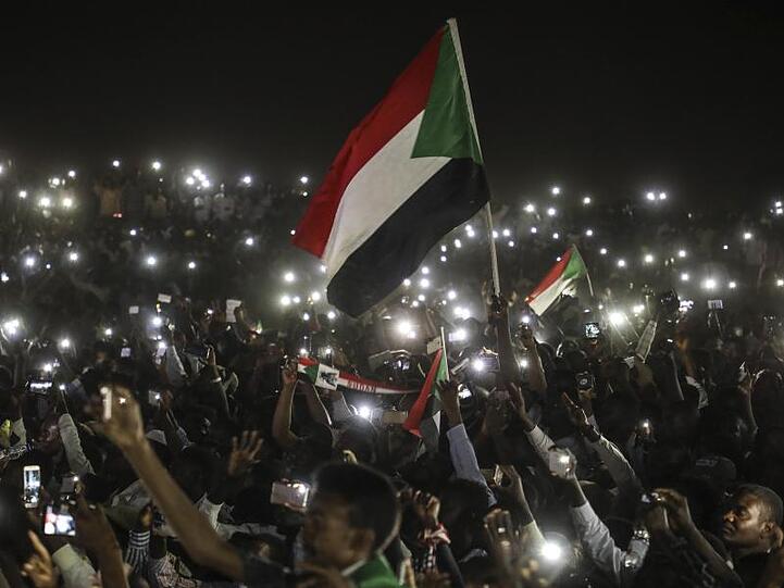 Die Opposition im Sudan will vorerst nicht weiter mit der Militärführung über die Bildung einer Übergangsregierung verhandeln und hat stattdessen zu neuen Massenprotesten aufgerufen.