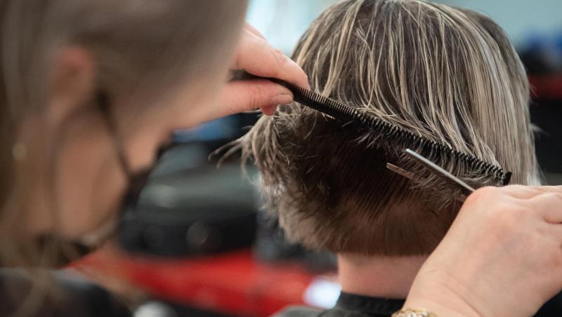 Zollfahnder haben bei einer Razzia mehrere Dutzend Friseure und Barbiere kontrolliert. (Symbolbild)