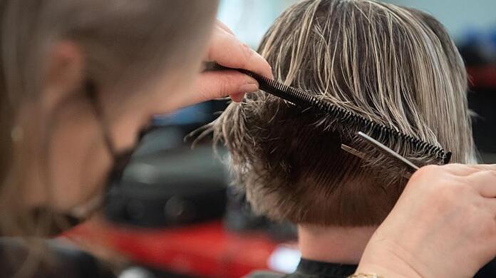 Zollfahnder haben bei einer Razzia mehrere Dutzend Friseure und Barbiere kontrolliert. (Symbolbild)