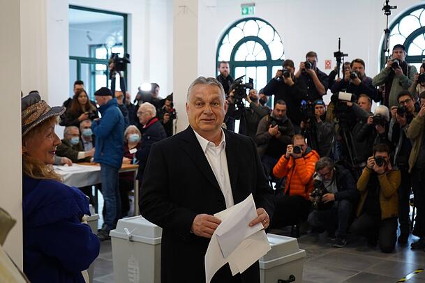 Der ungarische Ministerpräsident Viktor Orbán gibt in Budapest bei den Parlamentswahlen seine Stimme ab. Der ungarische Ministerpräsident Viktor Orbán gibt in Budapest bei den Parlamentswahlen seine Stimme ab.