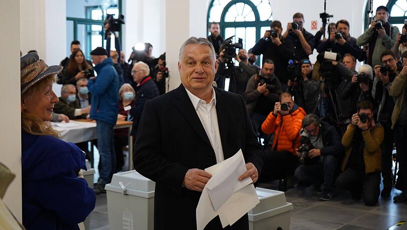 Der ungarische Ministerpräsident Viktor Orbán gibt in Budapest bei den Parlamentswahlen seine Stimme ab. Der ungarische Ministerpräsident Viktor Orbán gibt in Budapest bei den Parlamentswahlen seine Stimme ab.