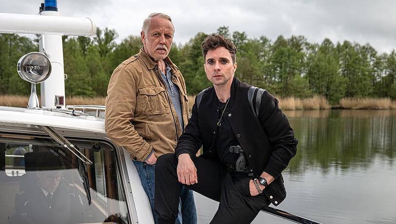 "Polizeiruf 110: Wasserwege": Vincent Ross (André Kaczmarczyk, r.) und Kriminalkommissar Karl Rogov (Frank Leo Schröder) ermitteln in der Umgebung von Eberswalde.