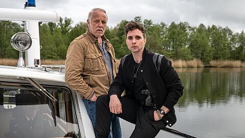 "Polizeiruf 110: Wasserwege": Vincent Ross (André Kaczmarczyk, r.) und Kriminalkommissar Karl Rogov (Frank Leo Schröder) ermitteln in der Umgebung von Eberswalde.