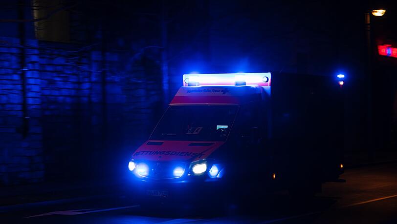 Die zwei Schwerverletzten wurden den Angaben zufolge mit Rettungswagen in Krankenhäuser gebracht. (Symbolbild)