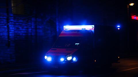 Die zwei Schwerverletzten wurden den Angaben zufolge mit Rettungswagen in Krankenhäuser gebracht. (Symbolbild)