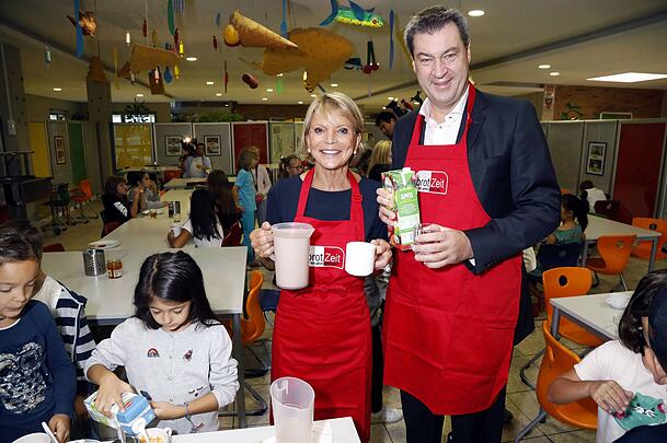 Uschi Glas an der Seite von Markus S&ouml;der in einer Grundschule in M&uuml;nchen. Mit ihrer Organisation "brotZeit e. V." setzt sich die Schauspielerin f&uuml;r Kinder ein.