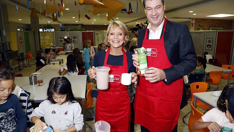 Uschi Glas an der Seite von Markus Söder in einer Grundschule in München. Mit ihrer Organisation "brotZeit e. V." setzt sich die Schauspielerin für Kinder ein. Uschi Glas an der Seite von Markus Söder in einer Grundschule in München. Mit ihrer Organisation "brotZeit e. V." setzt sich die Schauspielerin für Kinder ein.