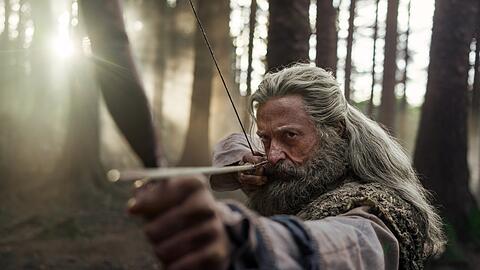 Zielt auf den Mythos: Hugh Jackman hinter ganz viel Schminke und Bart in &bdquo;The Death of Robin Hood&ldquo;