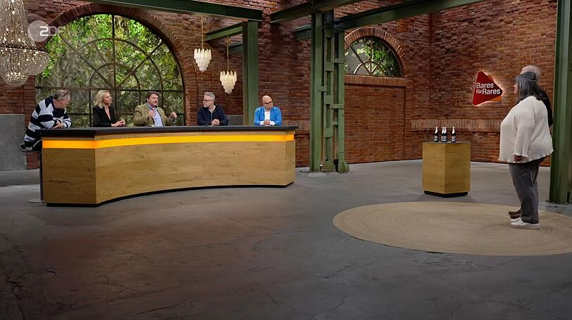 Daniel Meyer (Dritter von links) grummelte: "Ich warte schon seit Jahren, dass mal eine gute, alte Flasche Wein kommt. Jetzt ist es eben Bier, dann nehmen wir halt das." Daniel Meyer (Dritter von links) grummelte: "Ich warte schon seit Jahren, dass mal eine gute, alte Flasche Wein kommt. Jetzt ist es eben Bier, dann nehmen wir halt das."